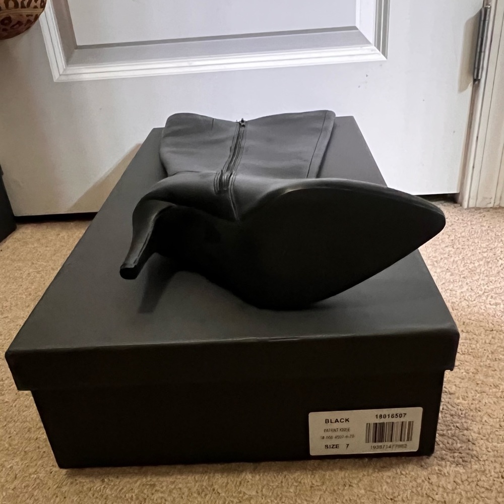 WOMEN WIDE CALF Fahion to figure black color. Never Wore  size 7